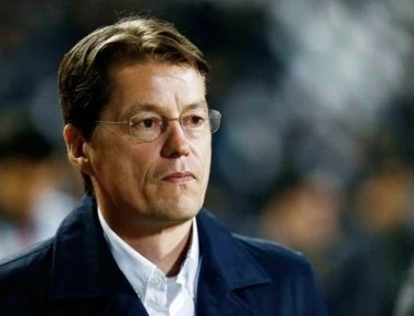 Ο Μίχελ προκαλεί με υψωμένο το μεσαίο δάχτυλο μετά τη νίκη του ΠΑΟΚ στο «Γ. Καραϊσκάκης» (βίντεο)